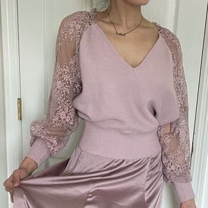 Beautiful Lavender/mauve knit sweater w/ lace sleeves & trendy back. VICI. NWT.